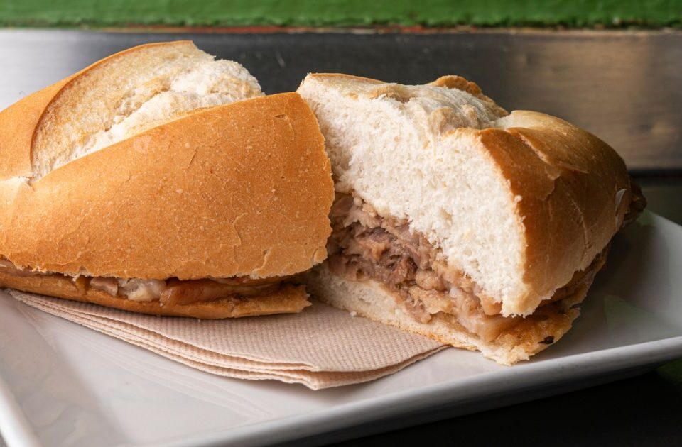 bocadillo de costillas de cerdo desmenuzadas- restaurante el imperial