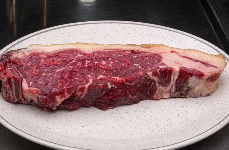 chuletón en un plato- restaurante el imperial